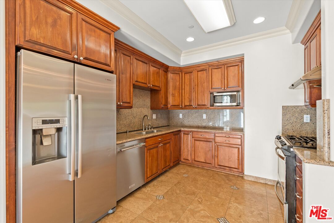 272 N Chester Ave Unit: 105