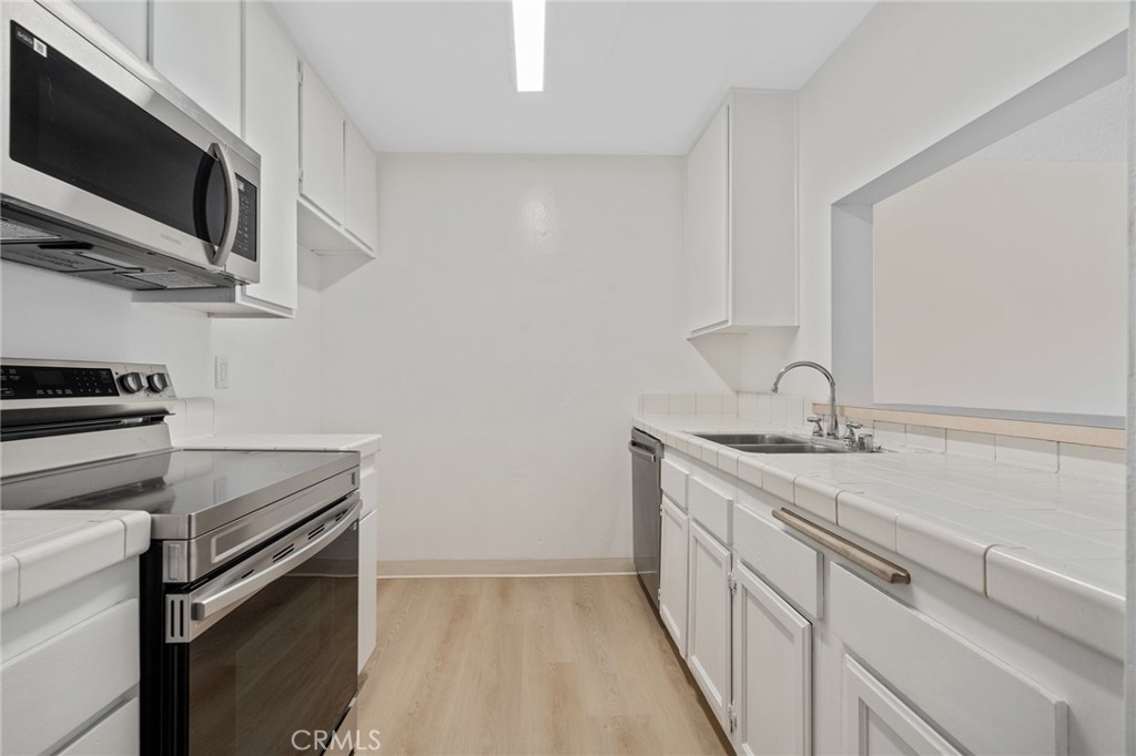 5460 White Oak Avenue E203