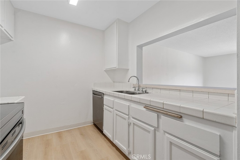 5460 White Oak Avenue E203