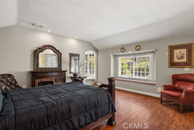 4928 Willowcrest Avenue