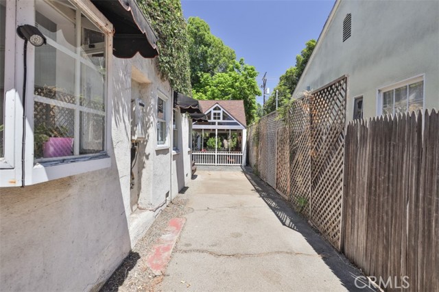 4928 Willowcrest Avenue