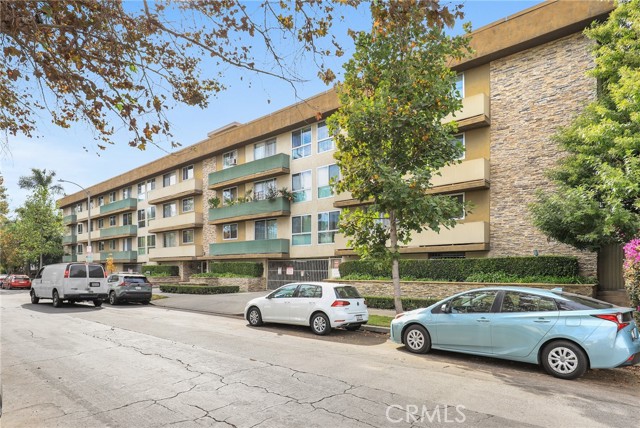 525 N Sycamore AVE Unit: 330