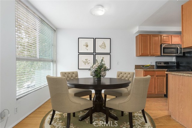 525 N Sycamore AVE Unit: 330