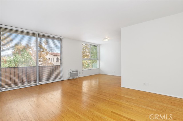 525 N Sycamore AVE Unit: 330