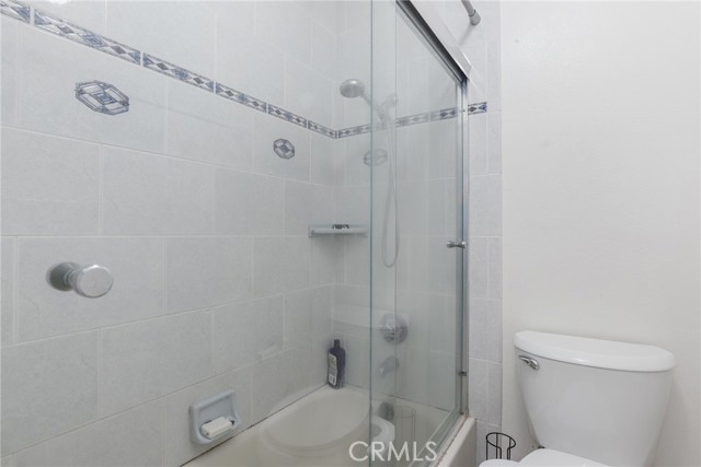 525 N Sycamore AVE Unit: 330