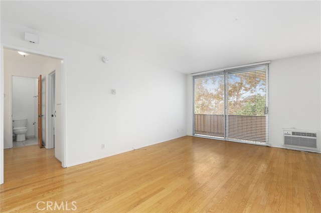 525 N Sycamore AVE Unit: 330