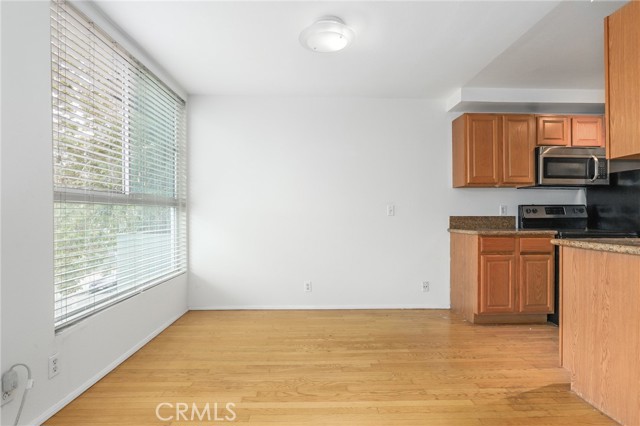 525 N Sycamore AVE Unit: 330