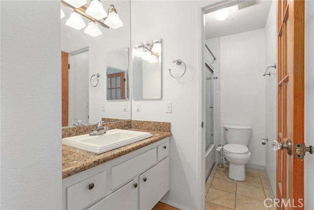 525 N Sycamore AVE Unit: 330