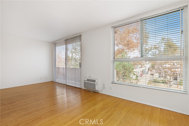 525 N Sycamore AVE Unit: 330