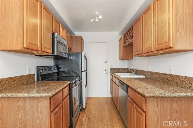 525 N Sycamore AVE Unit: 330