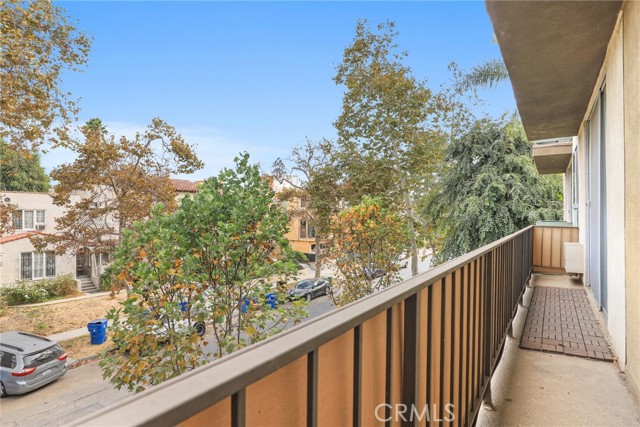 525 N Sycamore AVE Unit: 330