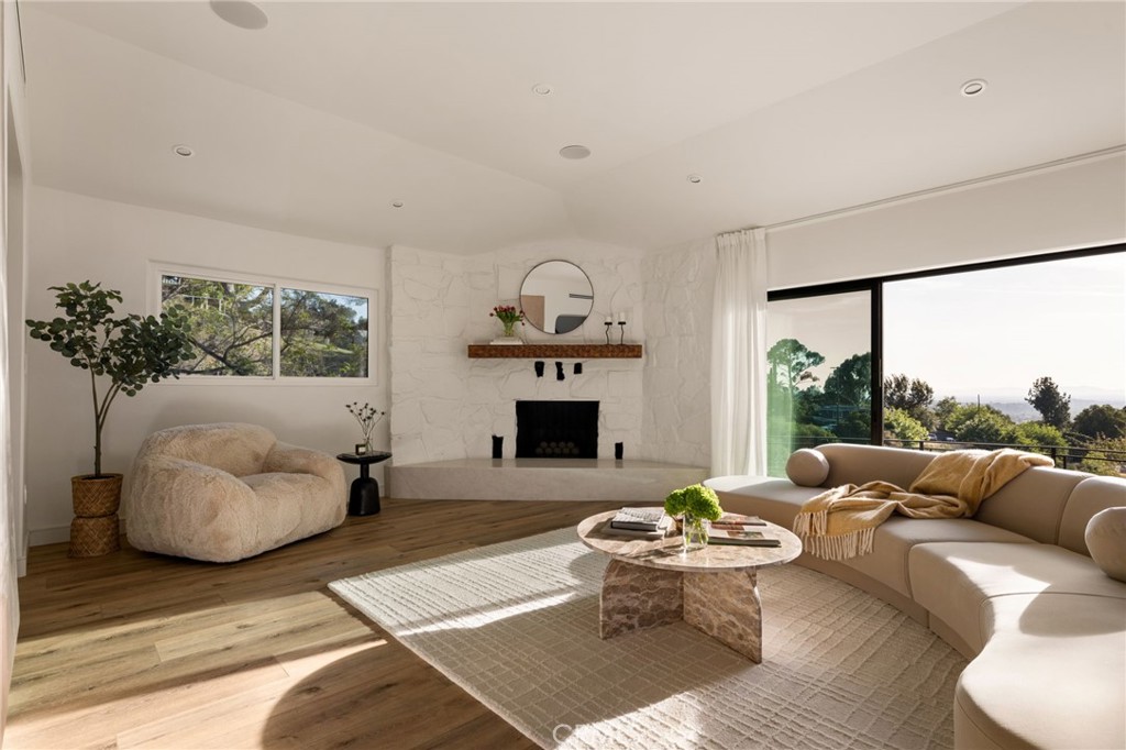 11111 Tujunga Canyon