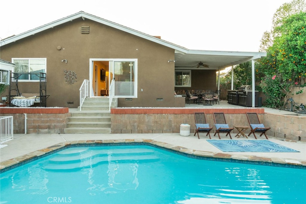 6954 Woodlake Avenue