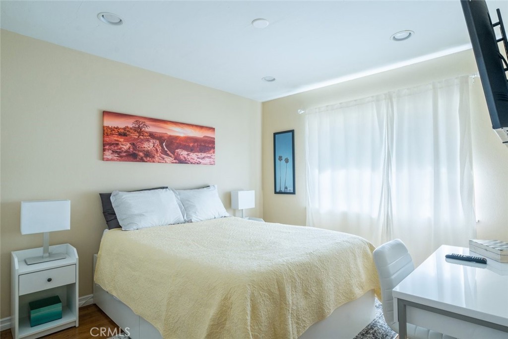 6954 Woodlake Avenue