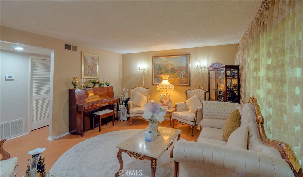 811 N Columbus Avenue 18