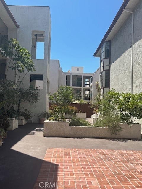 811 N Columbus Avenue 18