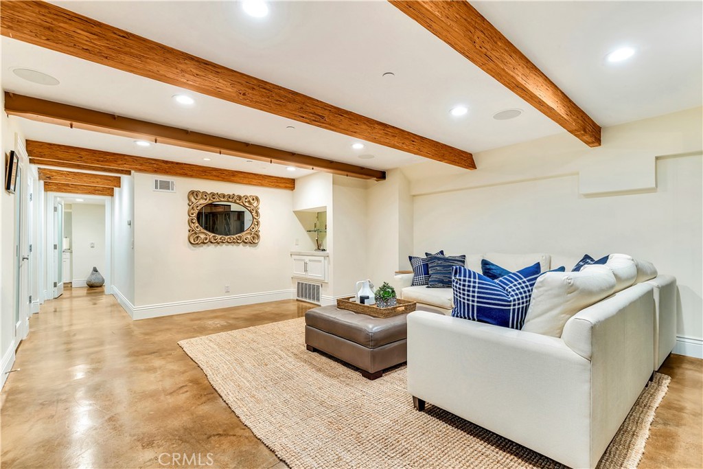 218 Narcissus Avenue