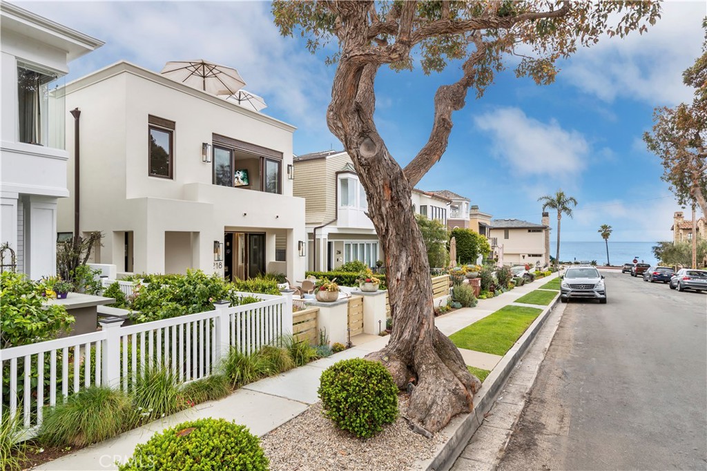 218 Narcissus Avenue