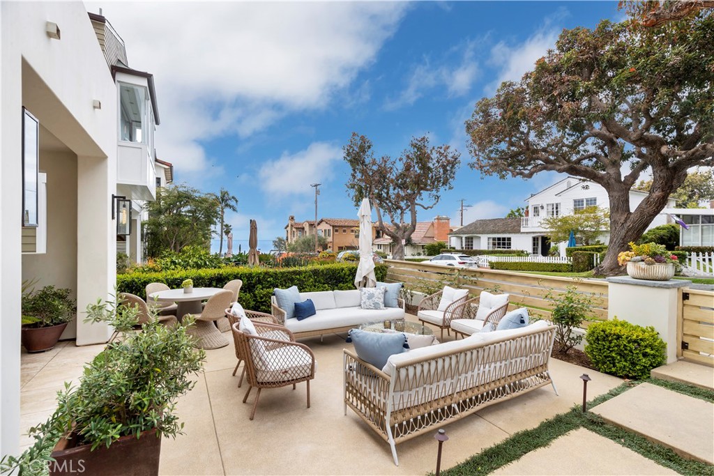 218 Narcissus Avenue