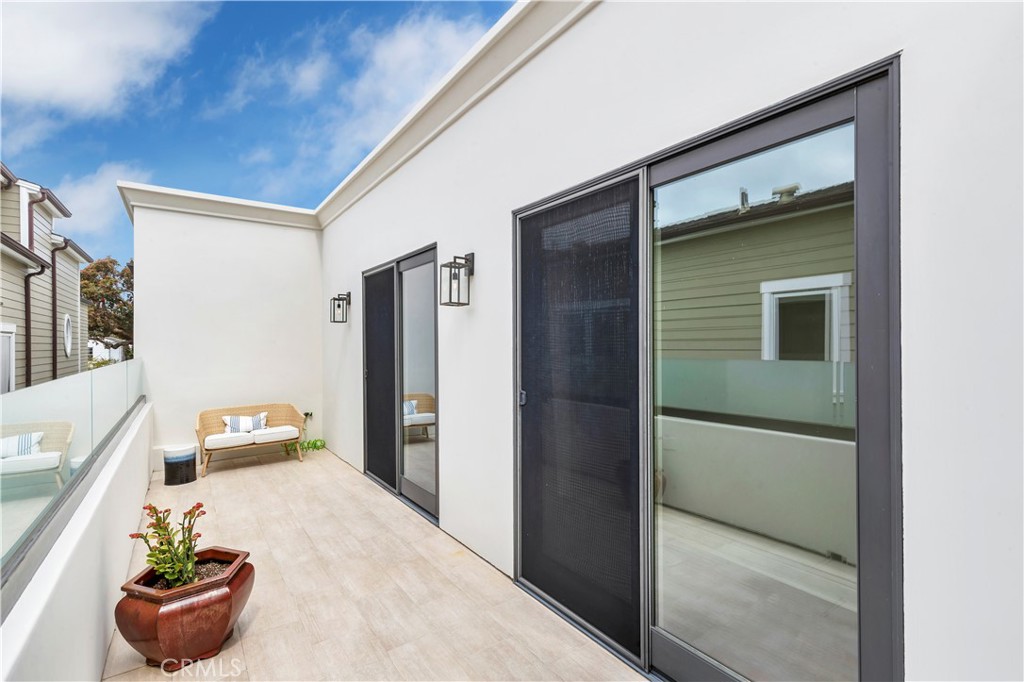 218 Narcissus Avenue