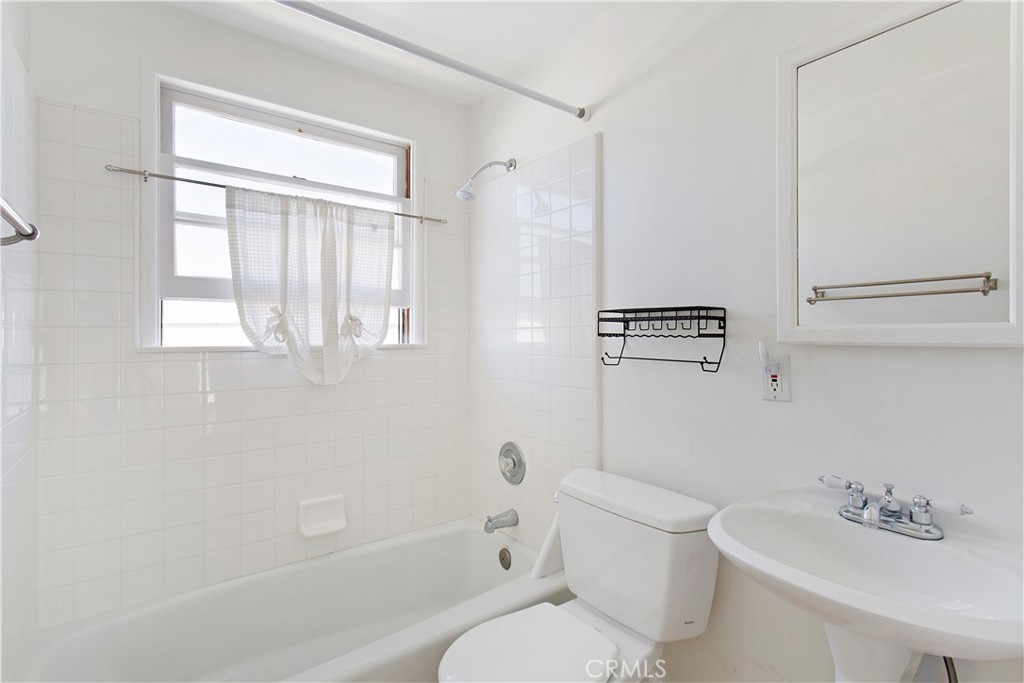 413 1/2 Dahlia Avenue