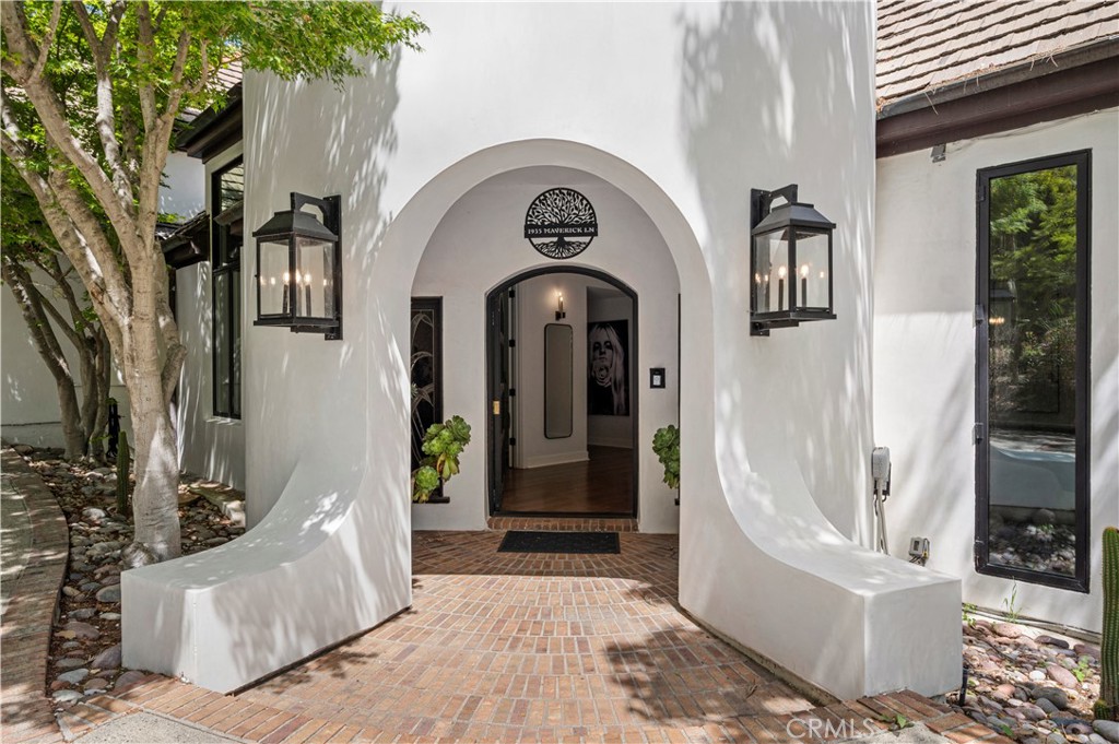 1935 Maverick Lane