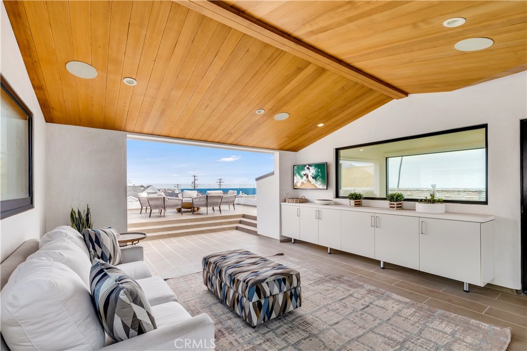 221 Heliotrope Avenue