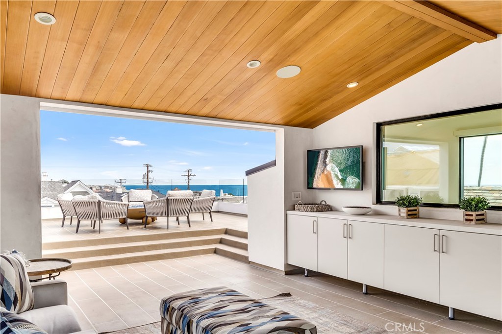 221 Heliotrope Avenue