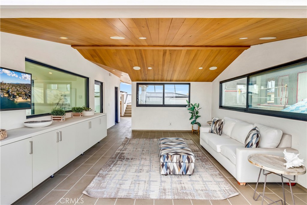 221 Heliotrope Avenue