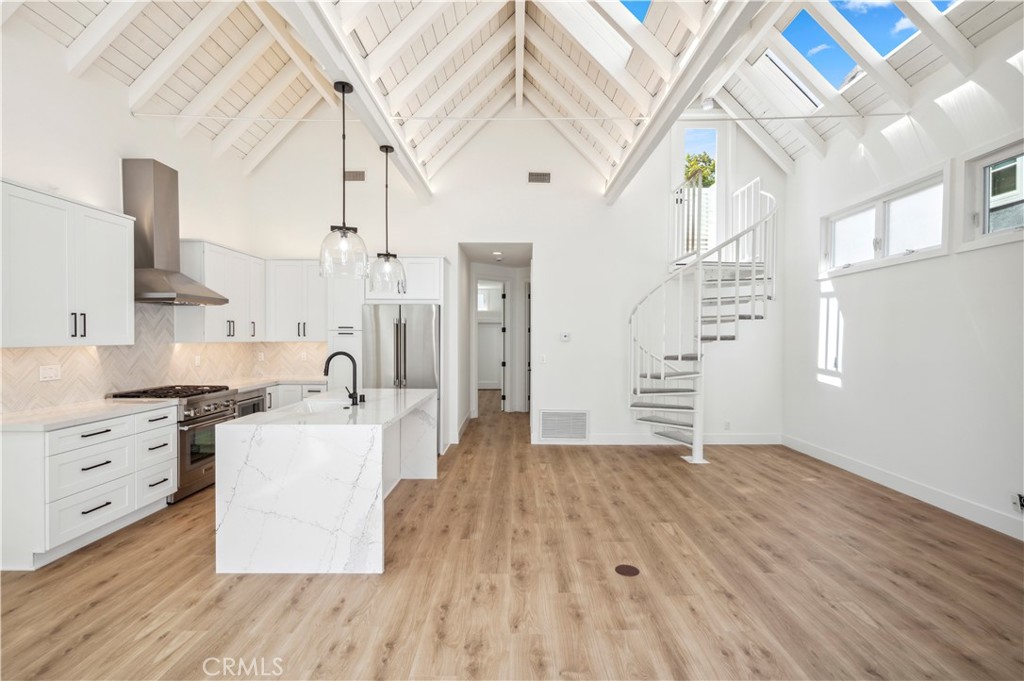 439 1/2 Carnation Avenue