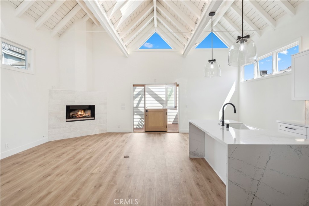 439 1/2 Carnation Avenue