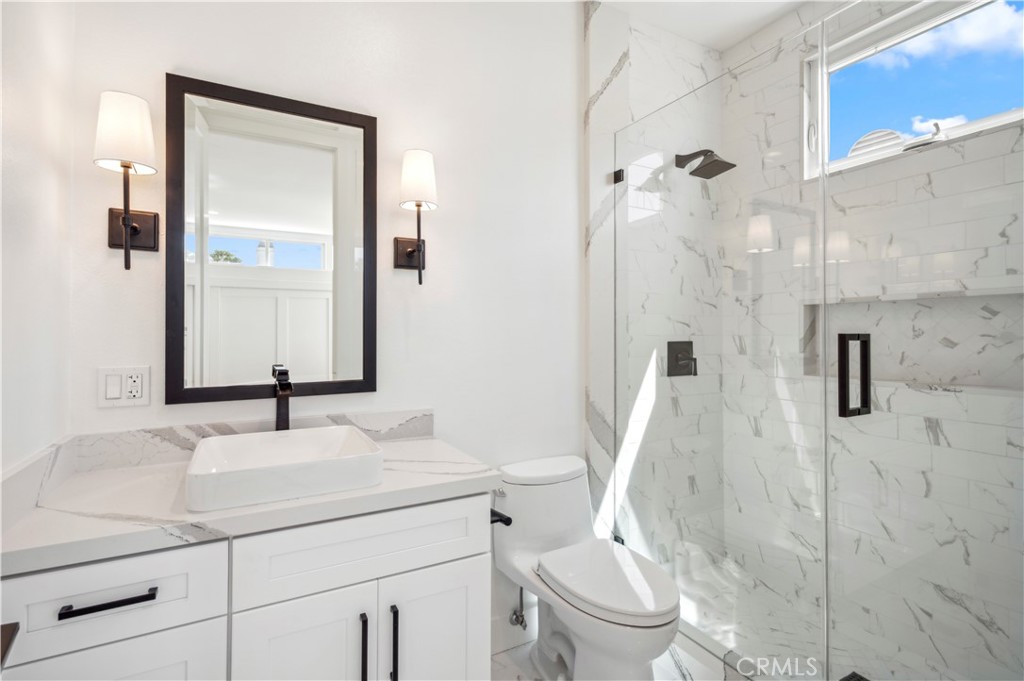 439 1/2 Carnation Avenue