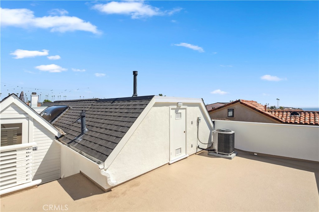 439 1/2 Carnation Avenue