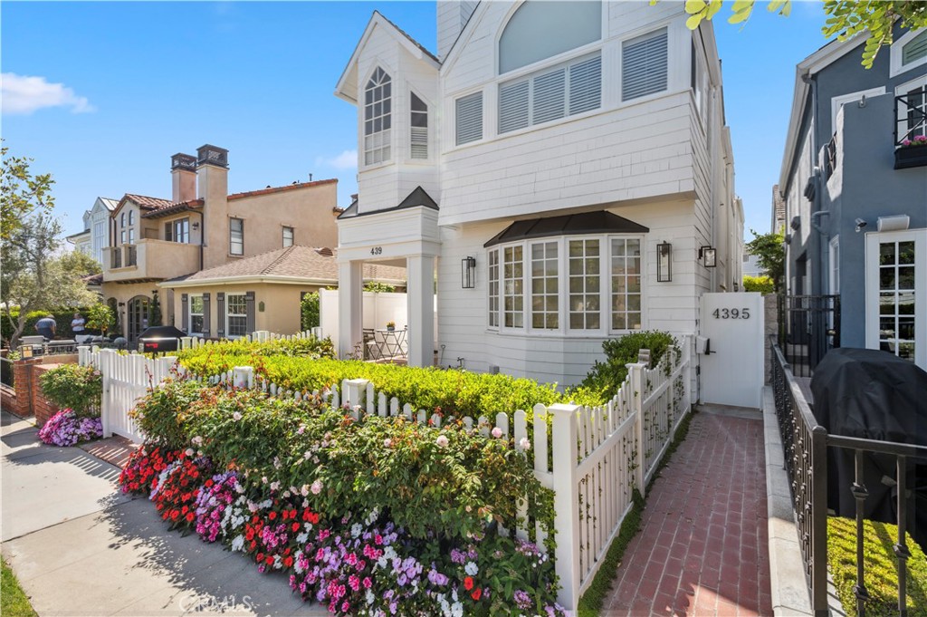 439 1/2 Carnation Avenue