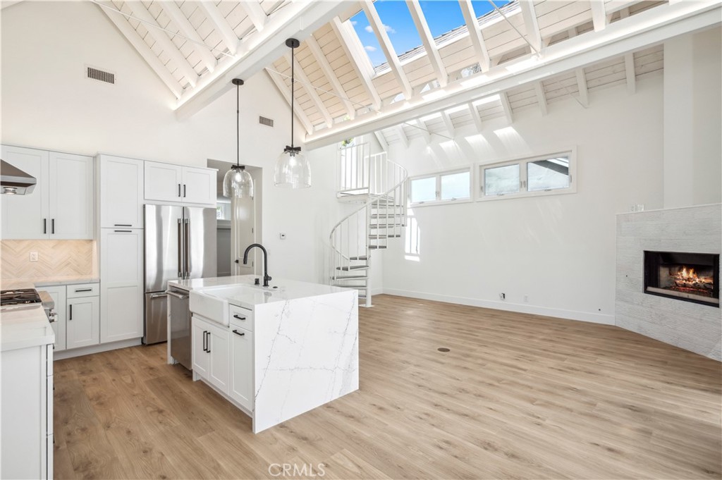 439 1/2 Carnation Avenue