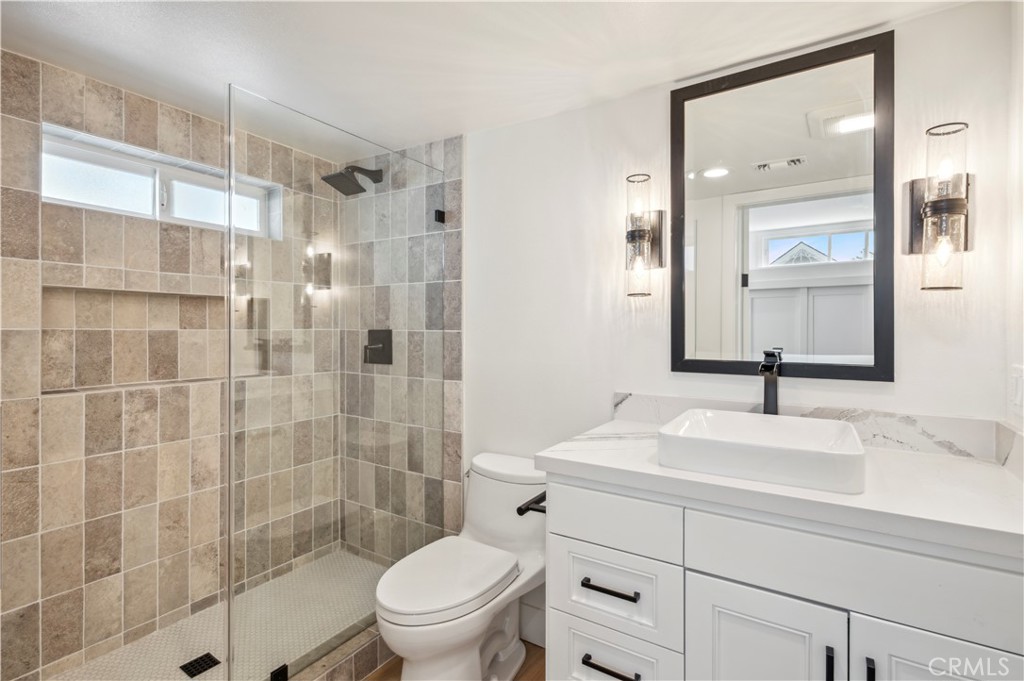 439 1/2 Carnation Avenue