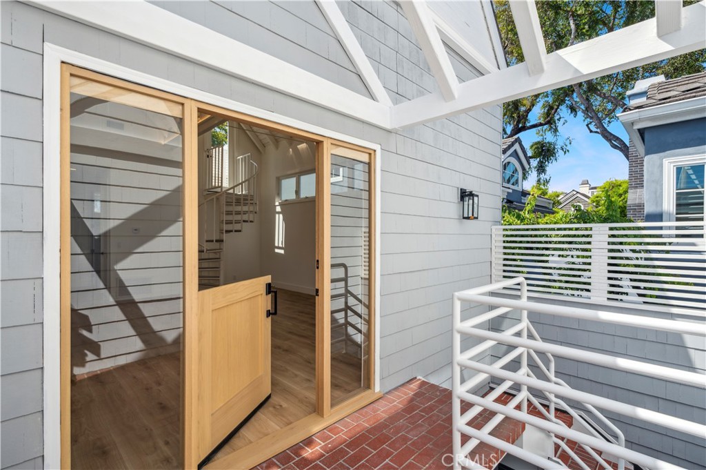 439 1/2 Carnation Avenue