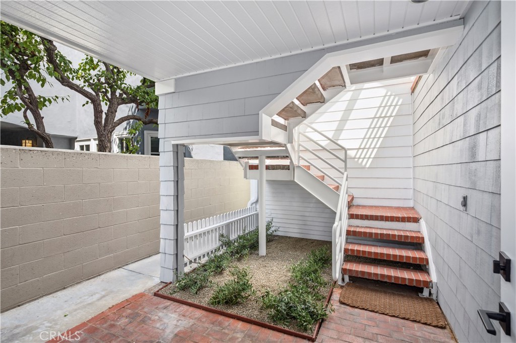 439 1/2 Carnation Avenue