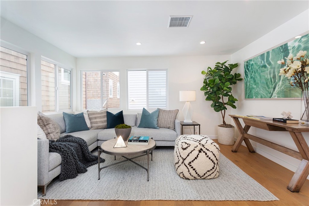 608 1/2 Acacia Avenue