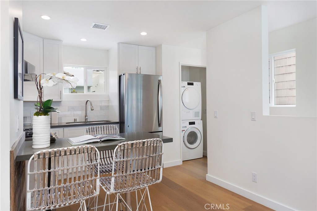 608 1/2 Acacia Avenue