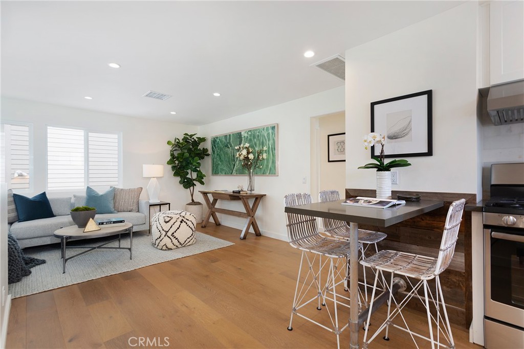 608 1/2 Acacia Avenue