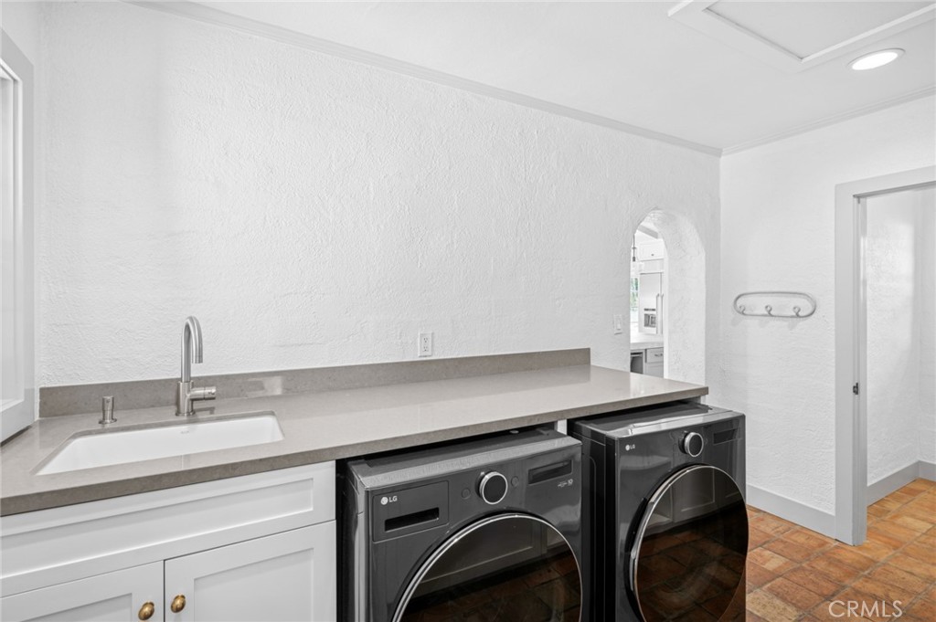 1596 SE Skyline Drive