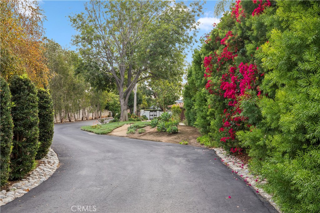 1596 SE Skyline Drive