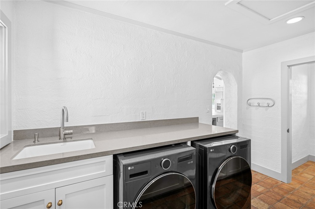 1596 SE Skyline Drive