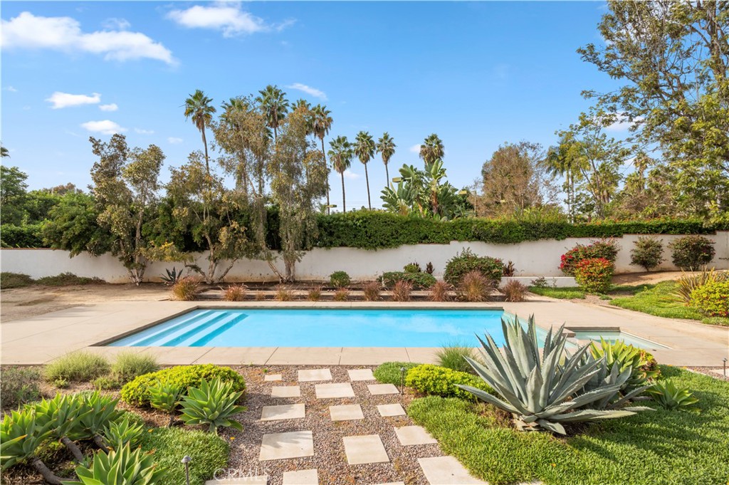 1596 SE Skyline Drive