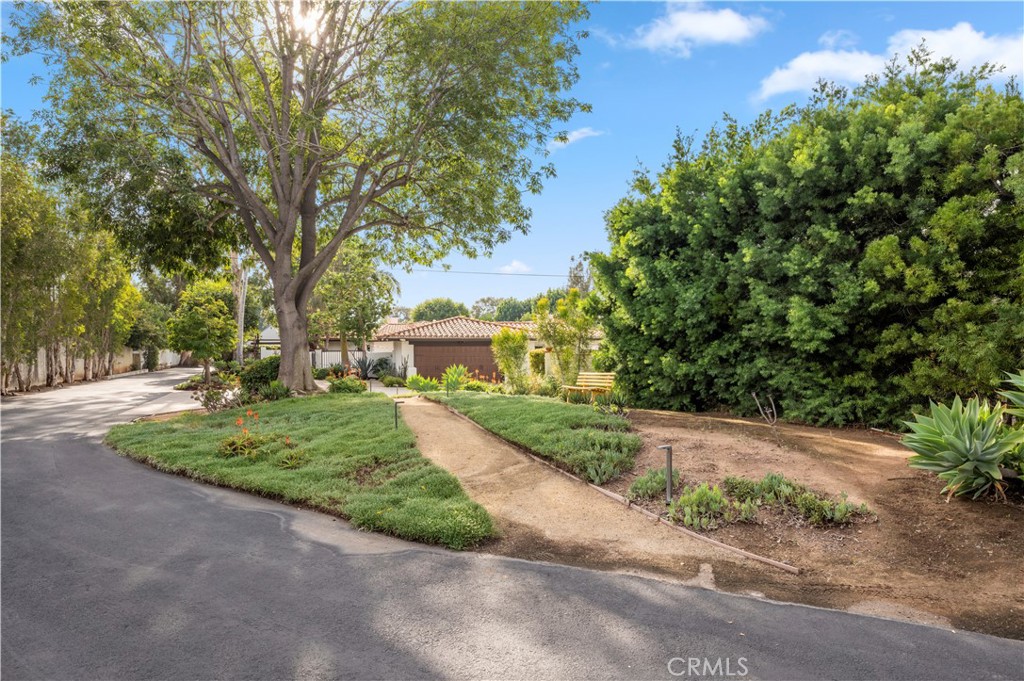 1596 SE Skyline Drive