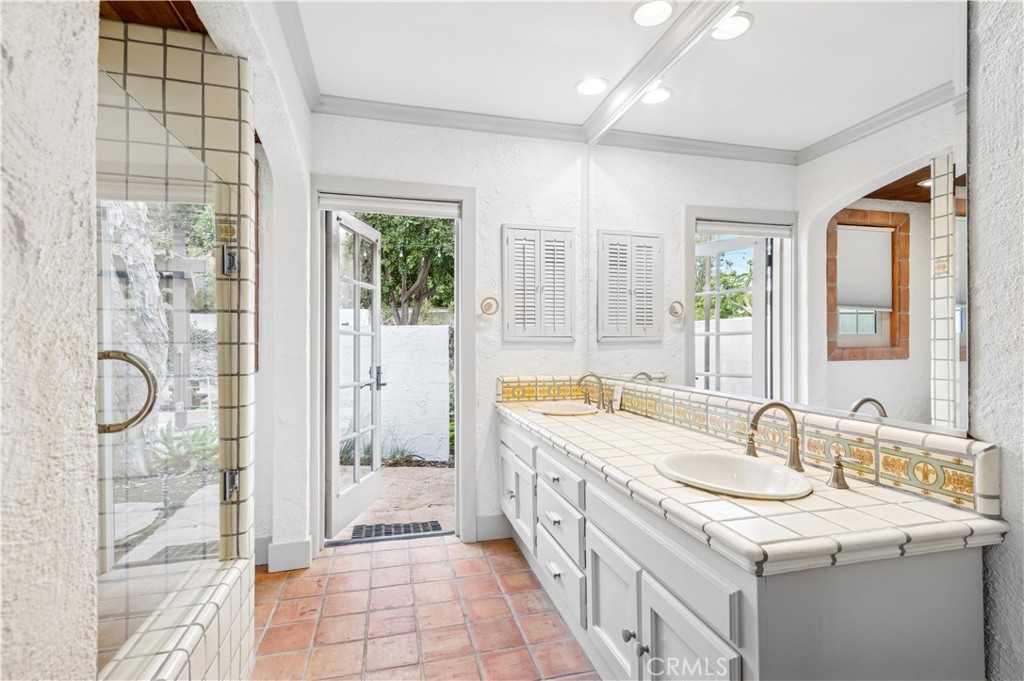 1596 SE Skyline Drive