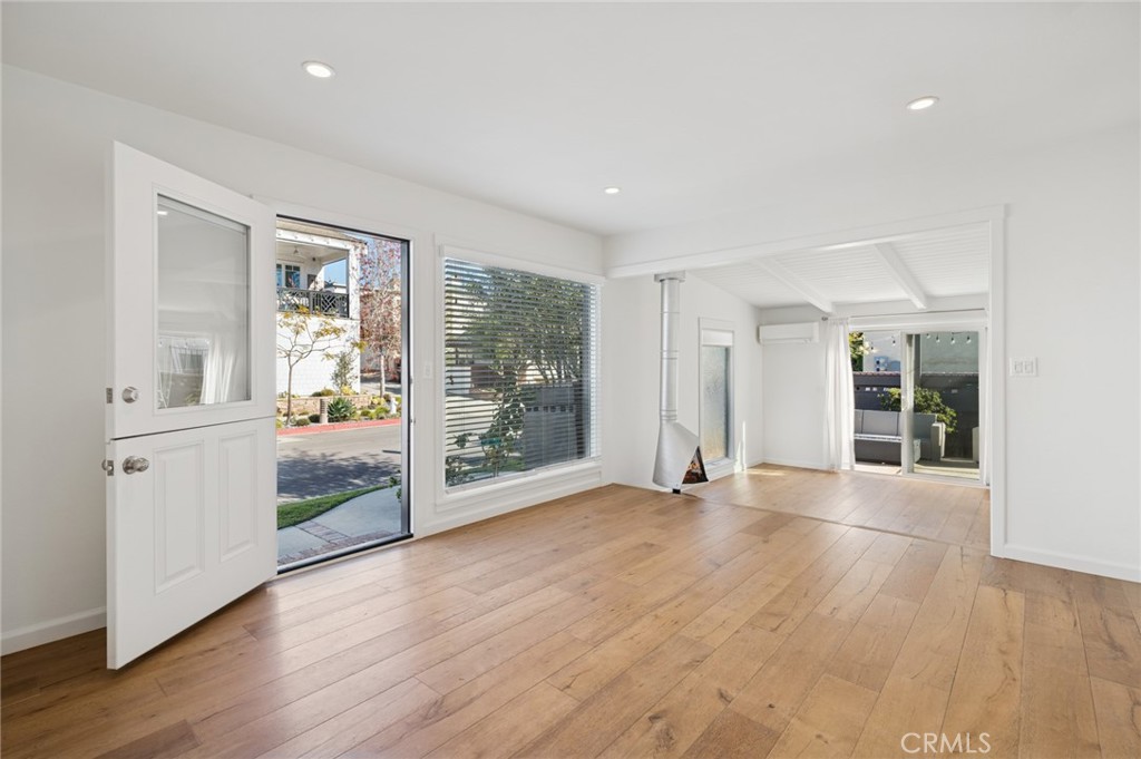 620 1/2 Acacia Avenue