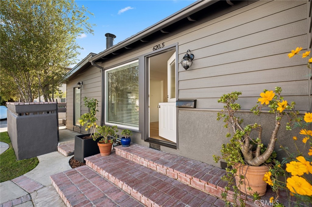 620 1/2 Acacia Avenue