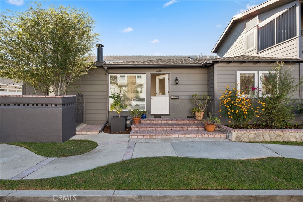 620 1/2 Acacia Avenue